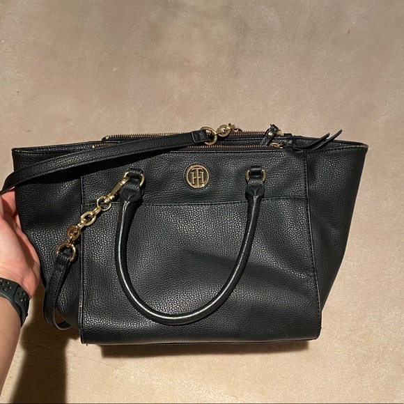 Black tommy brand bag that can be carried both cross-body and on the arm. - Picture 6 of 9